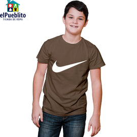 Playera de Niño, marca Nike. Con diseño y cuello circular.