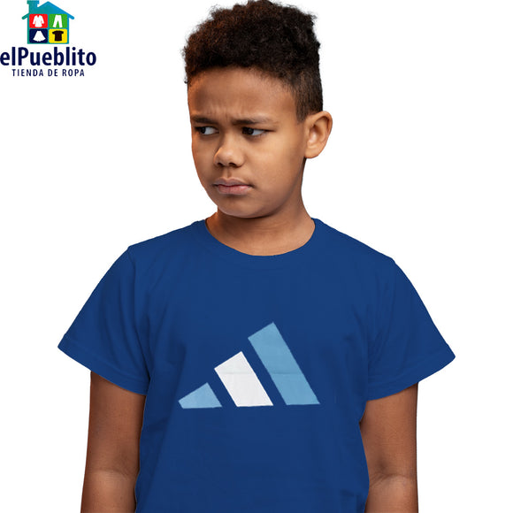 Playera de Niño, marca Adidas. Con diseño y cuello circular.