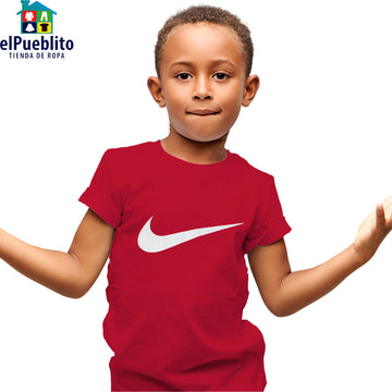 Playera de Niño, marca Nike. Con diseño y cuello circular.