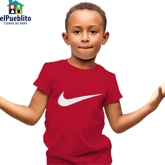 Playera de Niño, marca Nike. Con diseño y cuello circular.