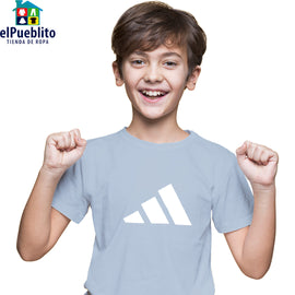 Playera de Niño, marca Adidas. Con diseño y cuello circular.