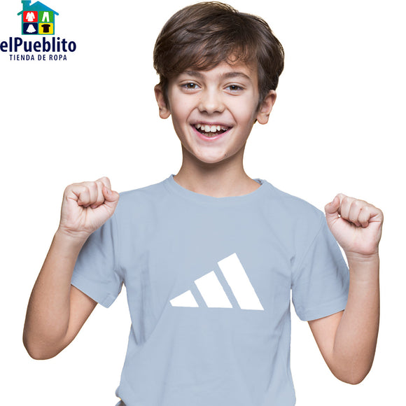 Playera de Niño, marca Adidas. Con diseño y cuello circular.