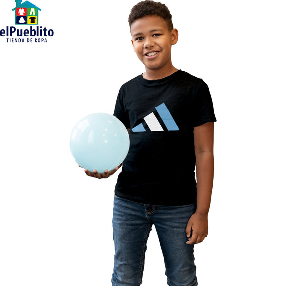 Playera de Niño, marca Adidas. Con diseño y cuello circular.