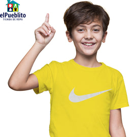 Playera de Niño, marca Nike. Con diseño y cuello circular.
