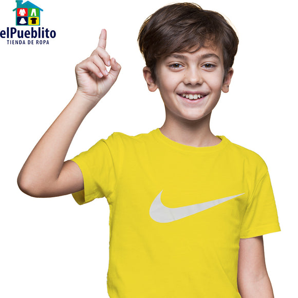 Playera de Niño, marca Nike. Con diseño y cuello circular.